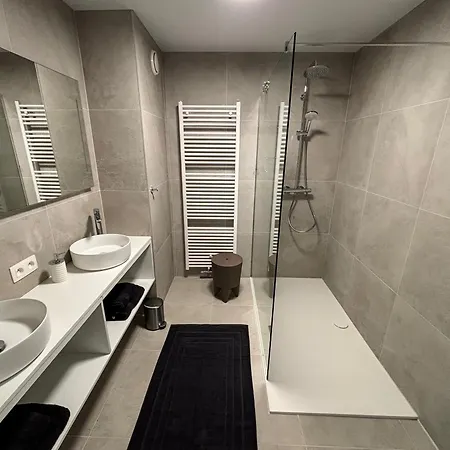 Large Sunny And Bright With Park View